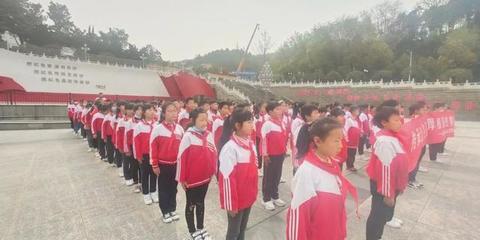 新縣啟福小學開展“緬懷先烈、繼承紅色基因”清明節祭掃活動