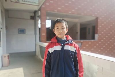 河南省信陽市新縣啟福小學:拾金不昧暖人心 德育馨香滿校園