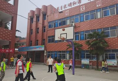 新縣啟福小學(xué)“市長杯”足球賽、縣運(yùn)動(dòng)會(huì)、“校長杯”籃球賽頒獎(jiǎng)