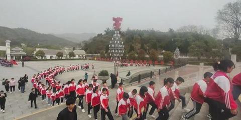 新縣啟福小學開展“緬懷先烈、繼承紅色基因”清明節祭掃活動