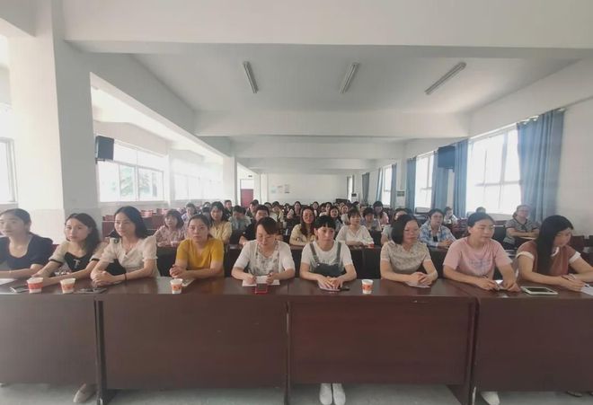 新縣小學第三教研協作區教學教研工作總結表彰會在啟福小學舉行