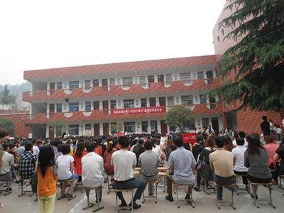 校長是個愛書人--新縣啟福小學召開學生家長會