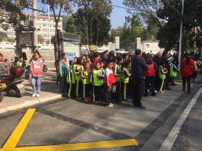 新縣城市公交公司大力支持城關一小搬遷至啟福小學的工作