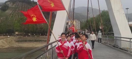 新縣啟福小學開展“緬懷先烈、繼承紅色基因”清明節祭掃活動