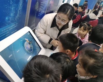 新縣高級中學(xué)迎來新縣城關(guān)第一小學(xué)、新縣啟福小學(xué)師生到校參觀