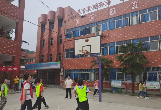 新縣啟福小學(xué)“市長杯”足球賽、縣運動會、“校長杯”籃球賽頒獎