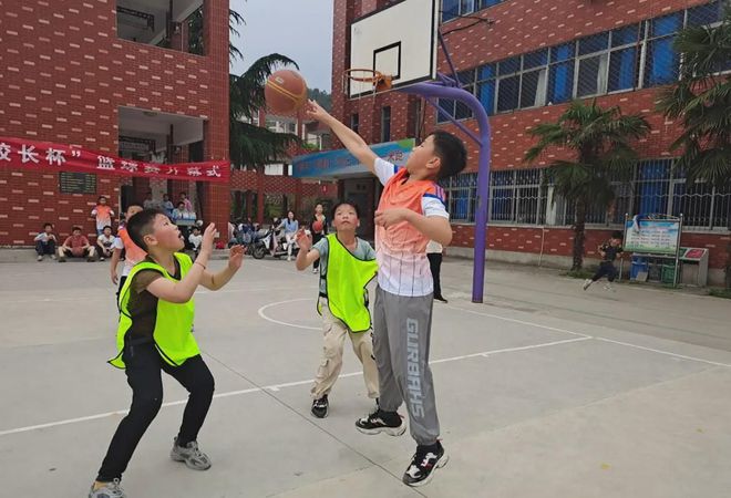 新縣啟福小學(xué)“市長杯”足球賽、縣運動會、“校長杯”籃球賽頒獎