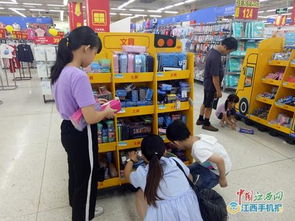 又是一年開學(xué)季 各商家促銷打折 備戰(zhàn) 忙 組圖