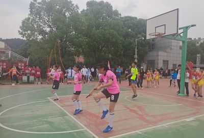 新縣啟福小學(xué)“市長杯”足球賽、縣運動會、“校長杯”籃球賽頒獎