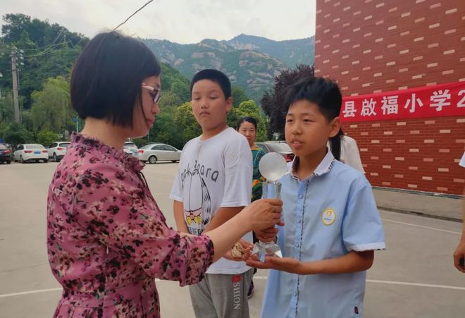 新縣啟福小學“市長杯”足球賽、縣運動會、“校長杯”籃球賽頒獎