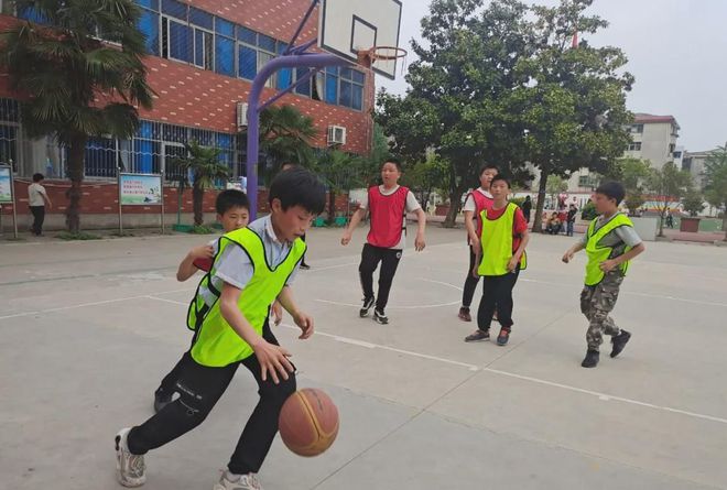 新縣啟福小學“市長杯”足球賽、縣運動會、“校長杯”籃球賽頒獎