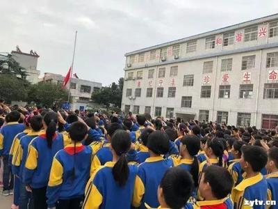 新縣各中小學開展“向國旗敬禮”系列教育活動