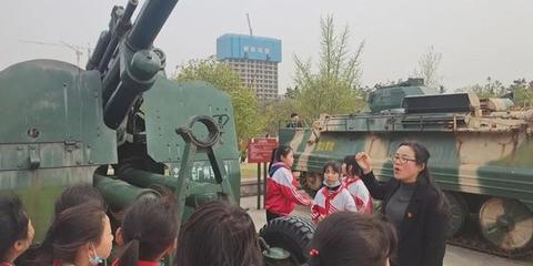 新縣啟福小學開展“緬懷先烈、繼承紅色基因”清明節祭掃活動