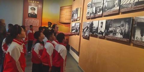 新縣啟福小學開展“緬懷先烈、繼承紅色基因”清明節祭掃活動